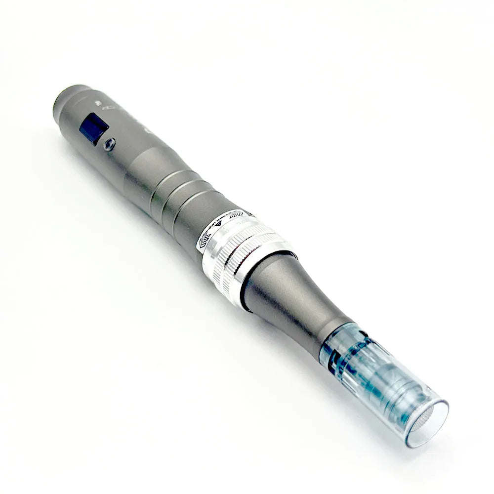 Stylo microneedling Dr. Pen M8 professionnel anti-âge, vue produit fond blanc